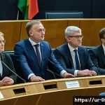 리투아니아 정치 상황 - A detailed political scene showing a diverse group of Lithuanian politicians from conservative and l...